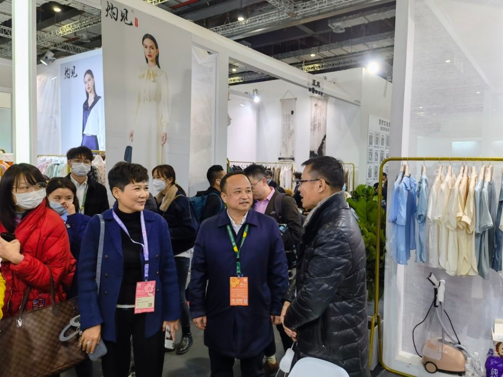 区长杨晓江带队赴上海、杭州开展服饰产业招商工作