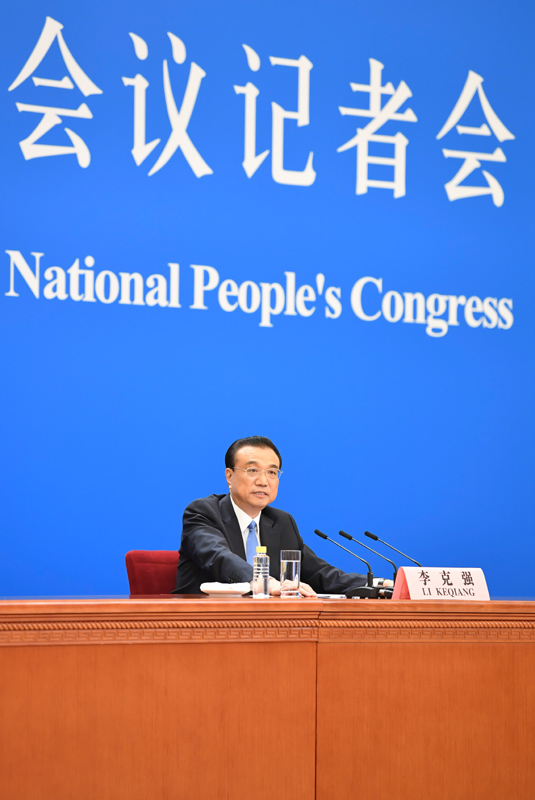李克强总理出席记者会并回答中外记者提问