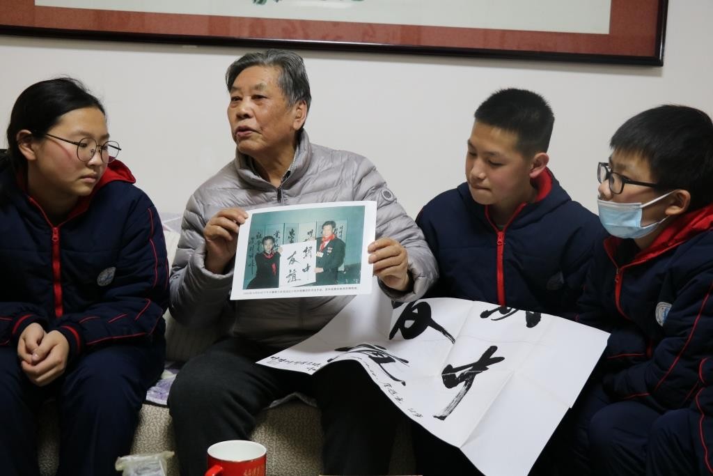 党员牵手红领巾,雷锋精神代代传