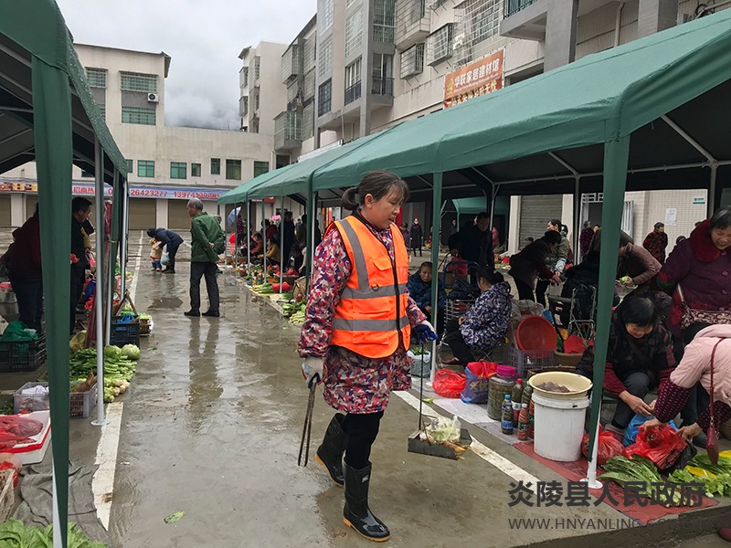 水口镇：完善市场设施  方便群众赶集
