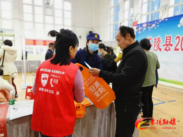 茶陵消防巧借“春风行动3.11就业服务日”现场招聘会开展消防宣传