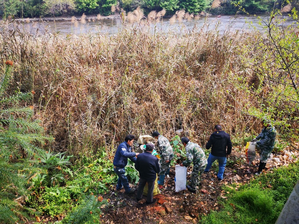 水口镇:巡河保洁爱河护河志愿活动正在进行时