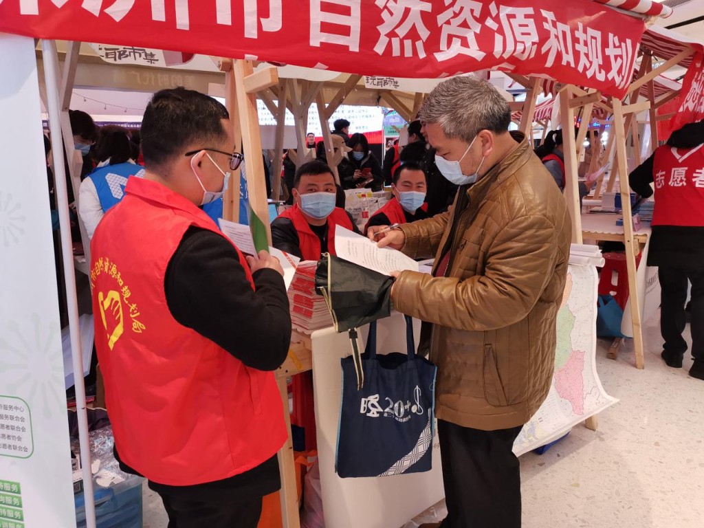 立足岗位学雷锋，政策宣传我先行——株洲市自然资源和规划局开展学雷锋志愿活动