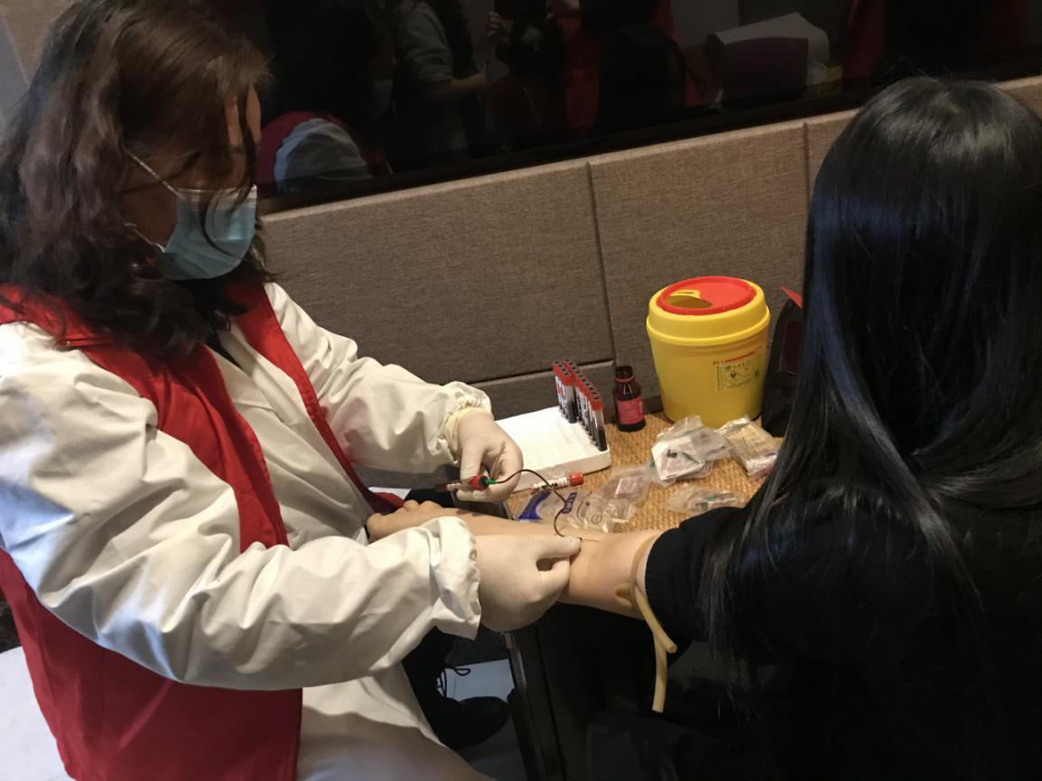 区疾控中心开展娱乐场所人群外展活动