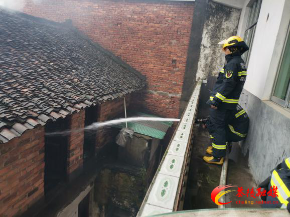 老房子突发火灾 茶陵消防火速救援