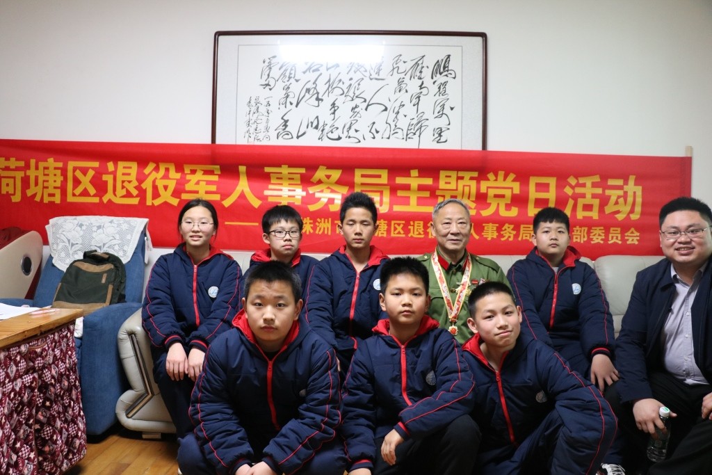 党员牵手红领巾,雷锋精神代代传