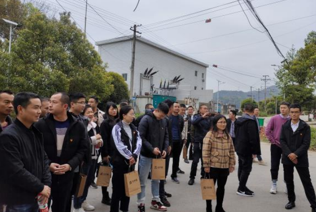 全市新任村(社区)党组织书记赴芦淞区考察学习