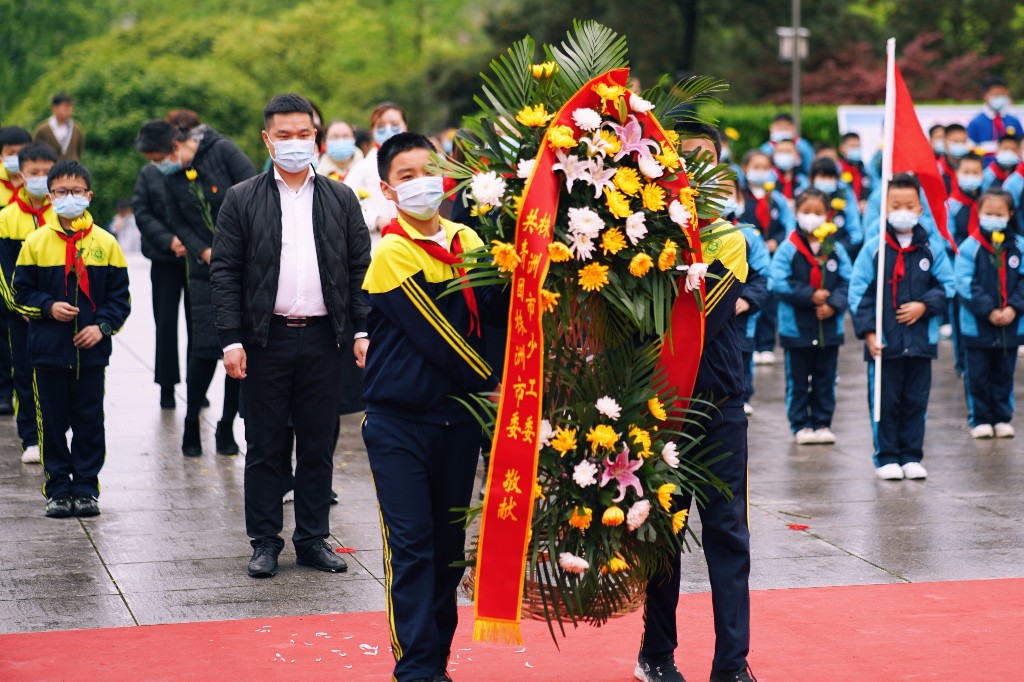 “红领巾心向党”株洲市少先队清明祭英烈示范性活动在烈士纪念园举行