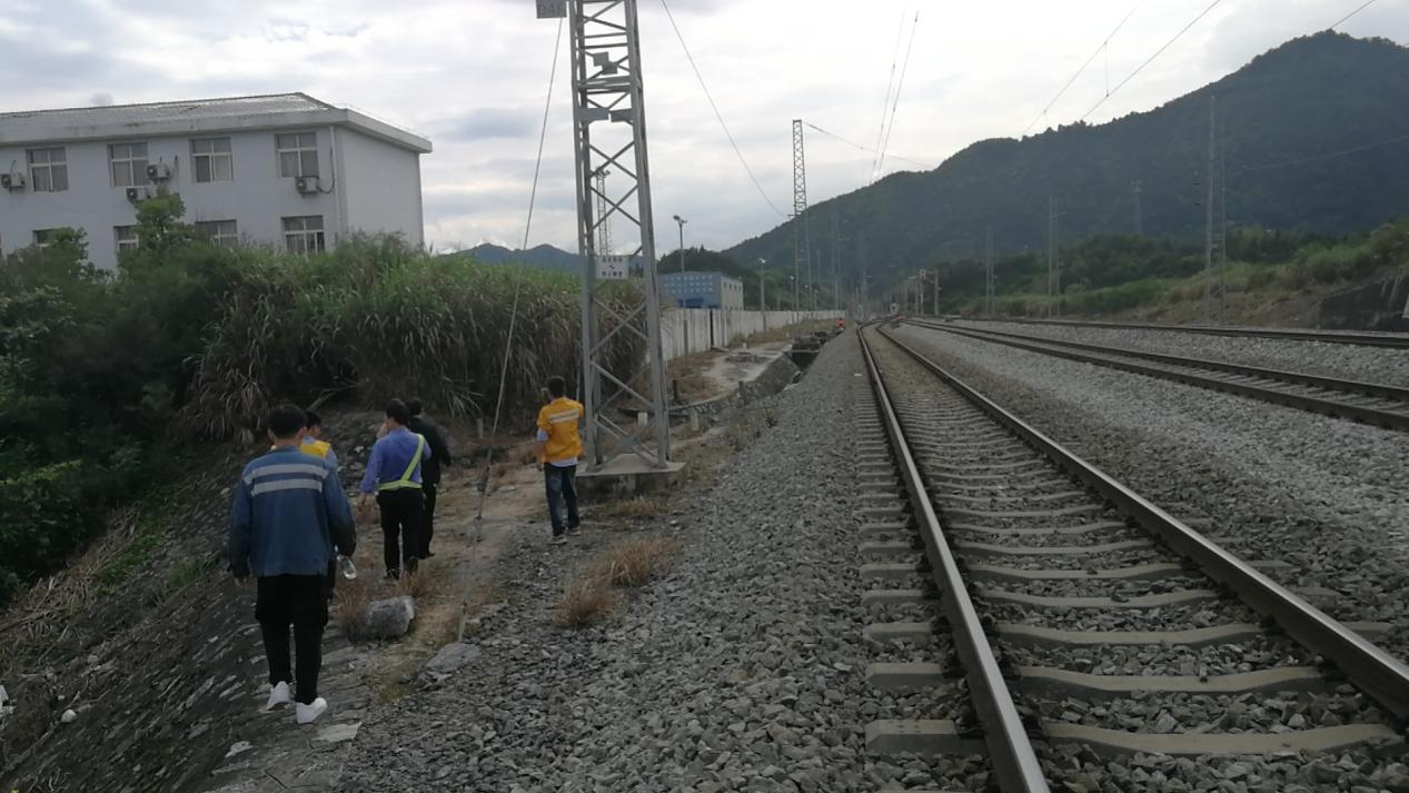 炎陵霞阳镇扎实开展铁路沿线安全环境整治和安全知识教育宣传活动