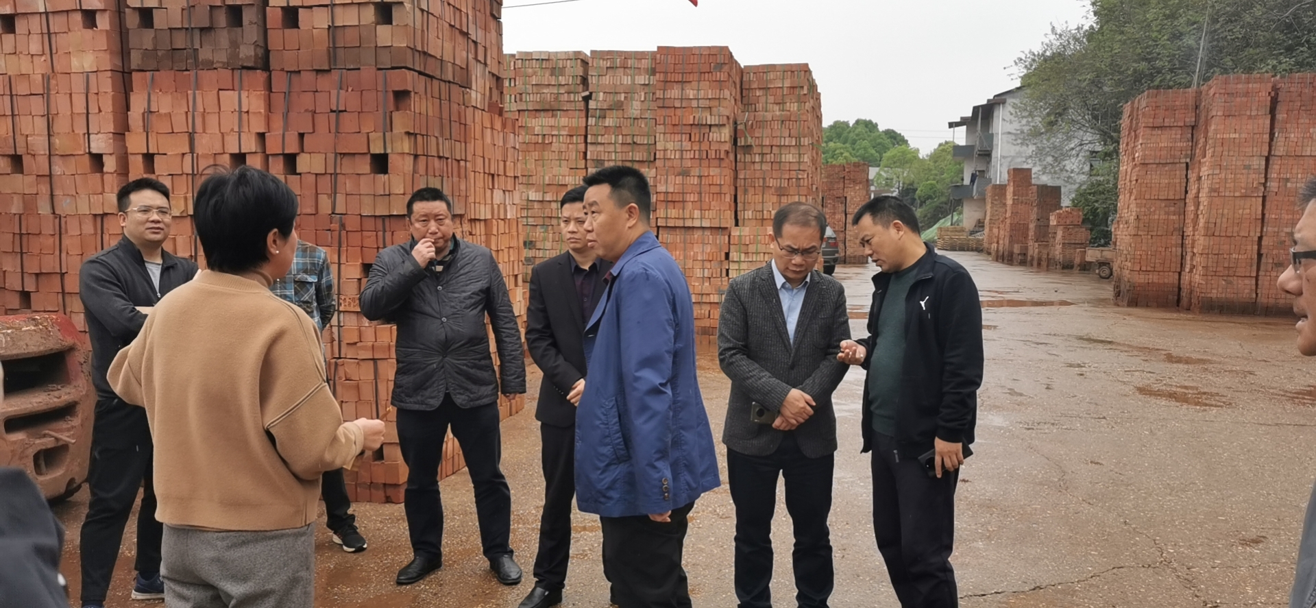 市政府调研员梁德才带队现场督查荷塘区砖厂关闭推出工作情况