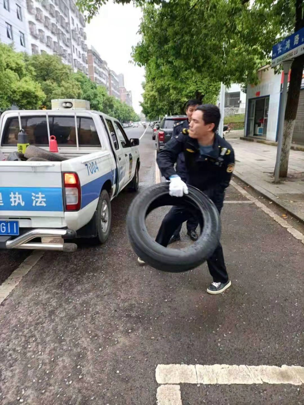攸县城管大队积极开展“清障”行动 还路于民