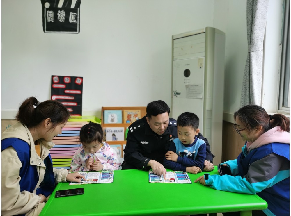 机关党委开展禁毒宣传入网格进社区活动