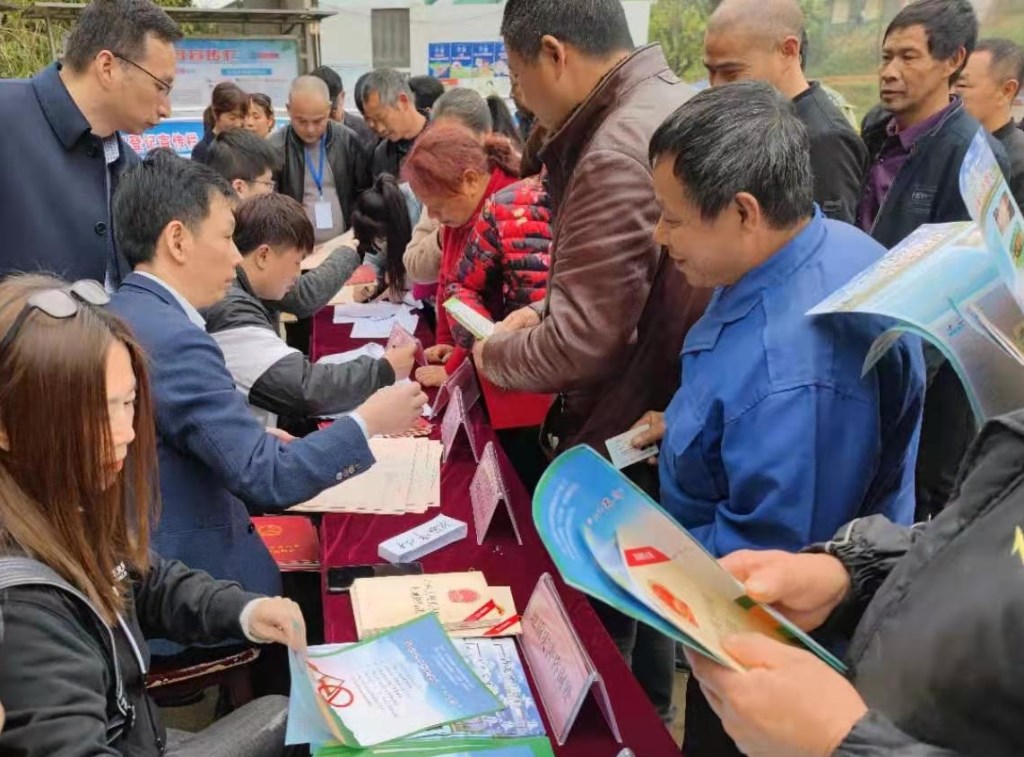 送证下乡“暖”民心