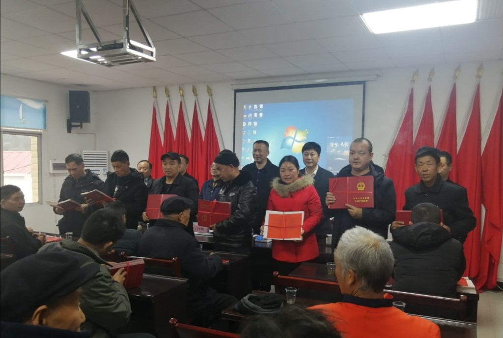 送证下乡“暖”民心