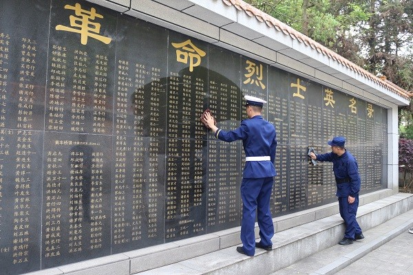 攸县消防救援大队开展清明祭扫活动