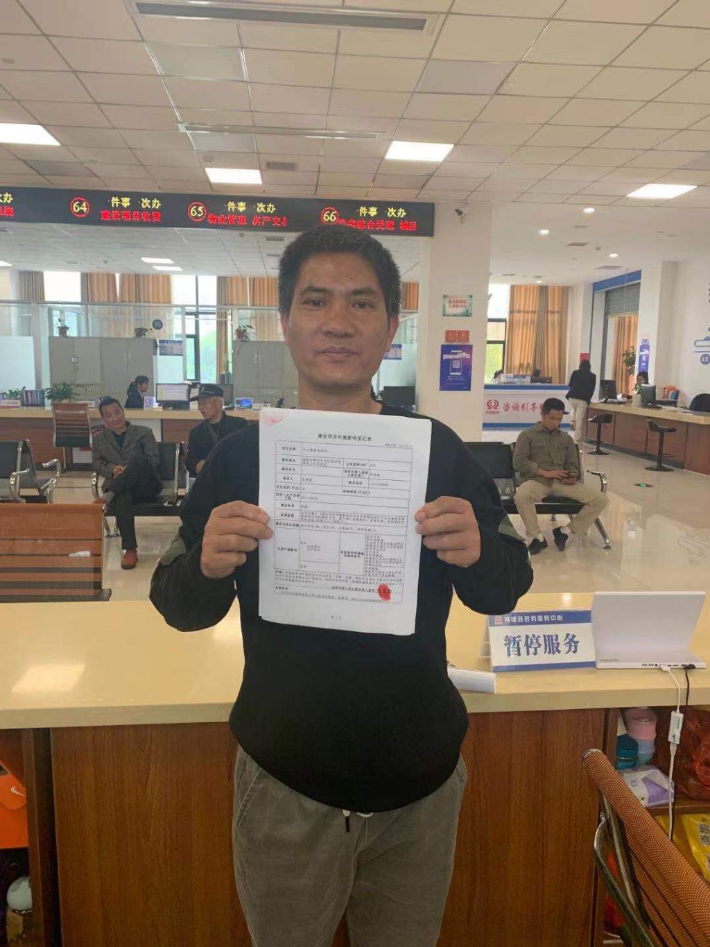 市生态环境局茶陵分局现场指导企业办理环评登记手续