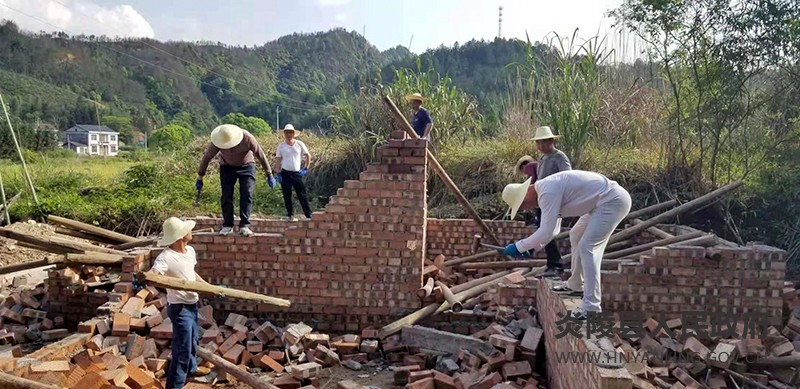 鹿原镇依法拆除辖区内一处违建房屋