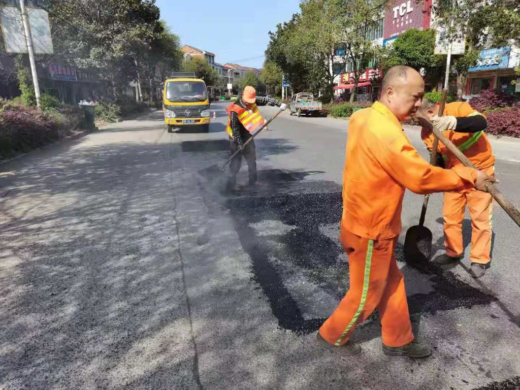 交通事务中心认真做好清明节公路安全保畅通工作