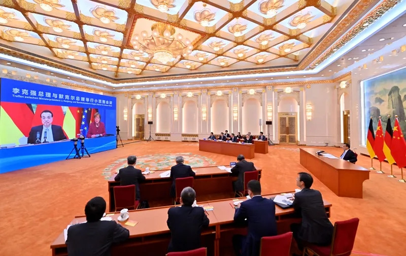 李克强与德国总理默克尔同出席第十届中德经济技术合作论坛的两国经济界代表见面