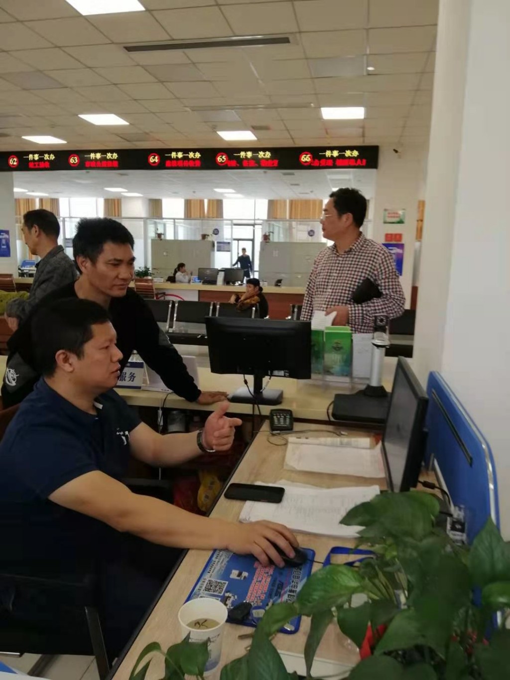 市生态环境局茶陵分局现场指导企业办理环评登记手续