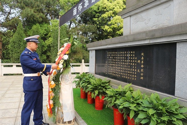 攸县消防救援大队开展清明祭扫活动