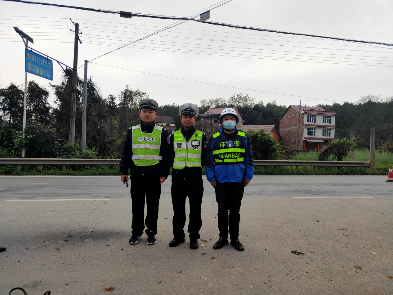 株洲市生态环境局茶陵分局、交警大队联合开展机动车尾气超标排放整治行动
