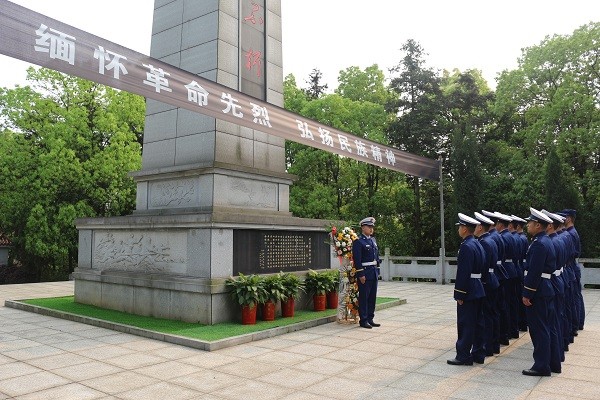攸县消防救援大队开展清明祭扫活动