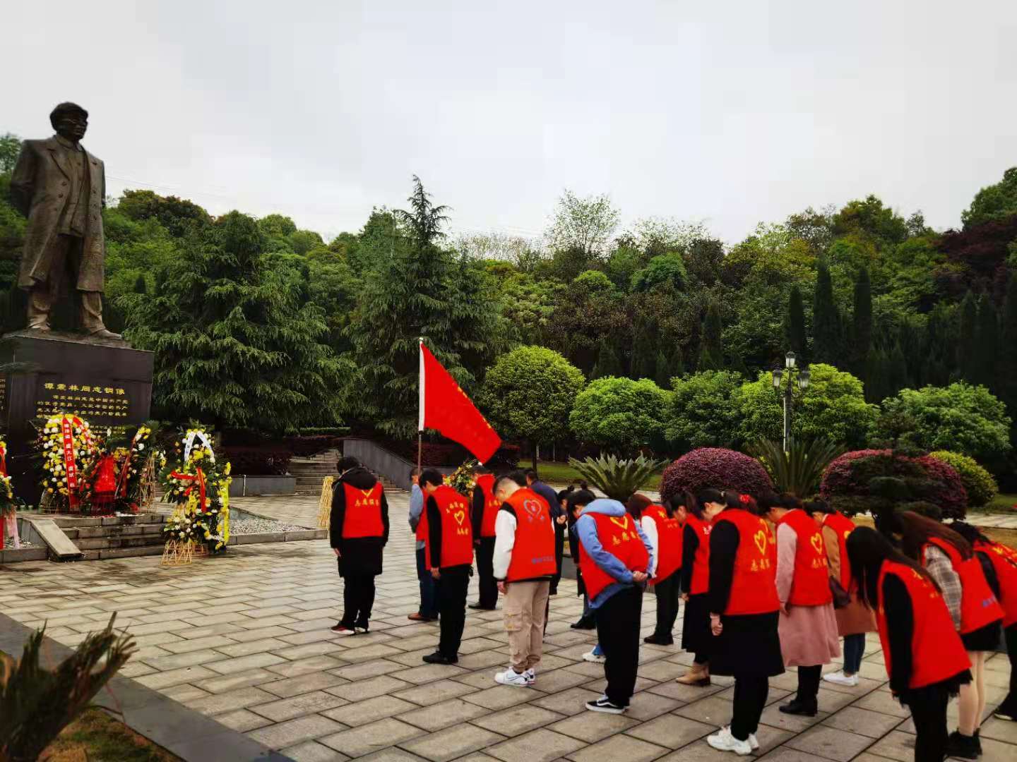 攸县司法局组织党员干部开展学党史践初心暨"我为群众办实事"公益活动