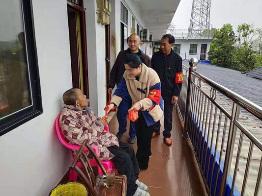 支部走进养护中心，爱心慰问暖人心
