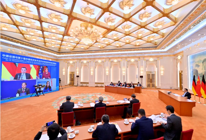 李克强与德国总理默克尔同出席第十届中德经济技术合作论坛的两国经济界代表见面