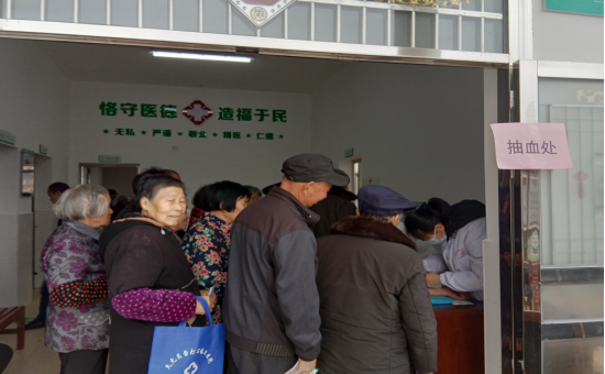 雷打石镇霞石村开展免费体检服务活动