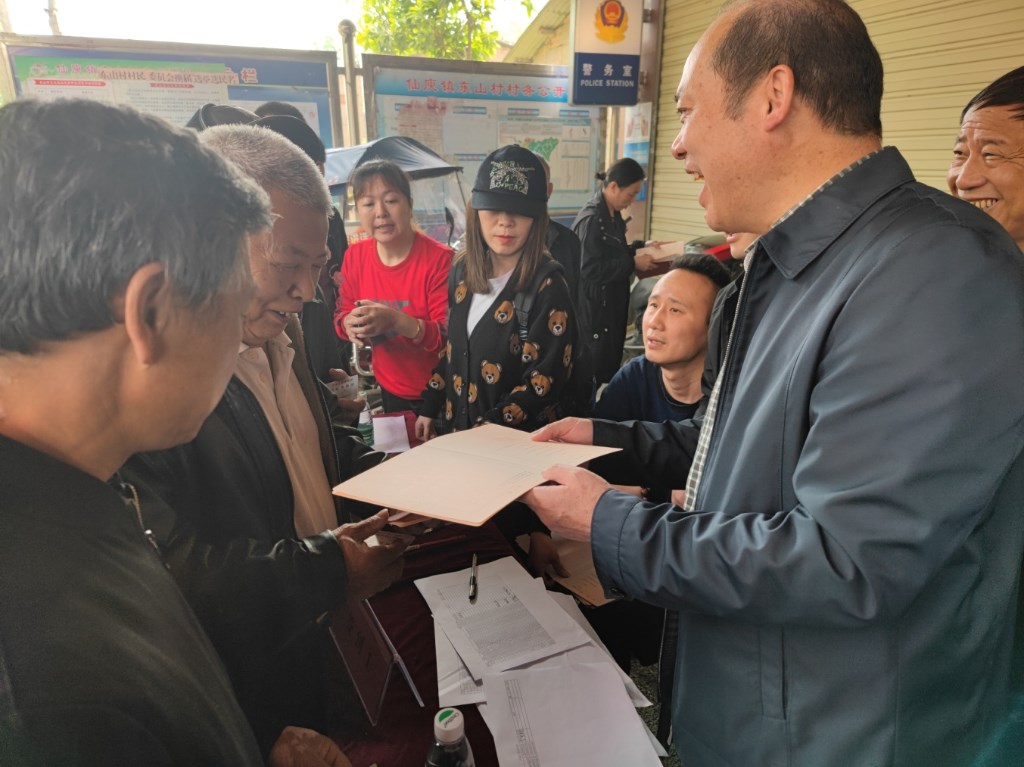 送证下乡“暖”民心