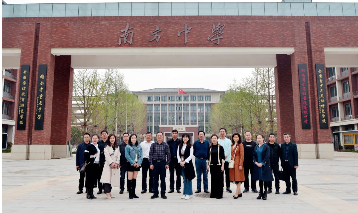 荷塘区政协主席何恒仁带队赴株洲市南方中学新校区学习考察