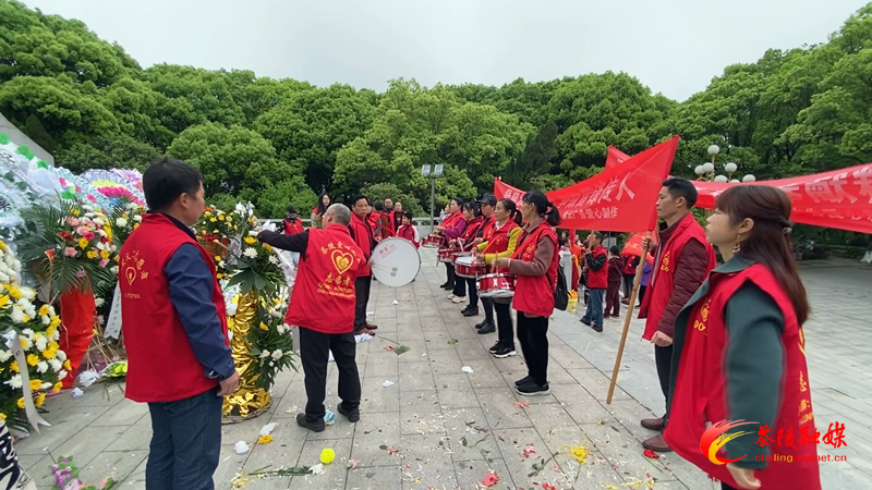 茶陵县爱心志愿者开展清明祭扫英烈活动