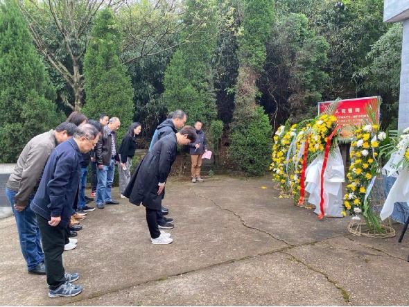 区审计局党史学习教育之： 清明节 祭奠革命先烈 传承红色基因