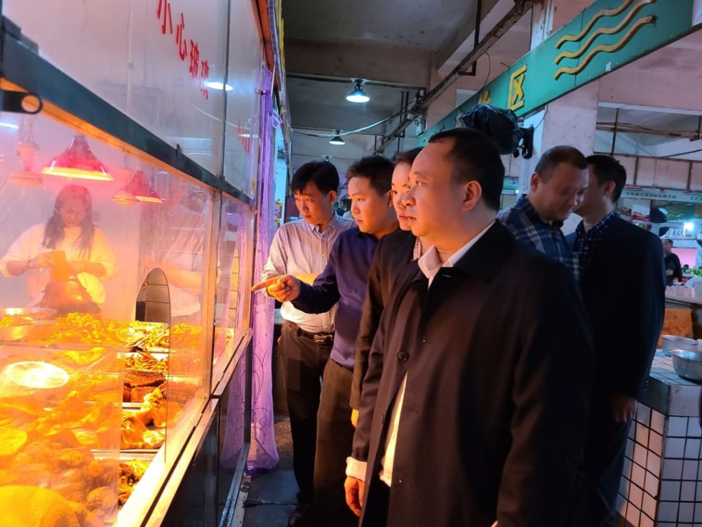 区长杨晓江带队督查国卫复审迎检工作