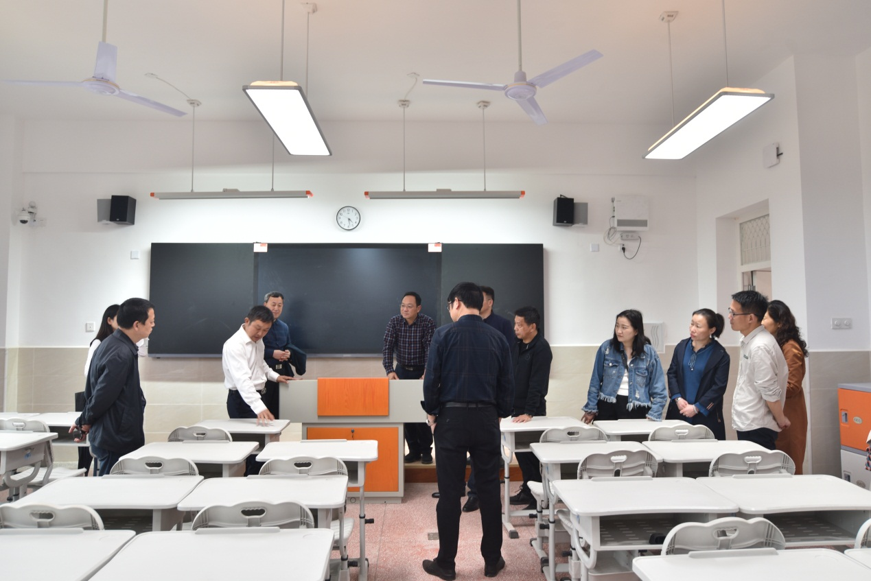 荷塘区政协主席何恒仁带队赴株洲市南方中学新校区学习考察