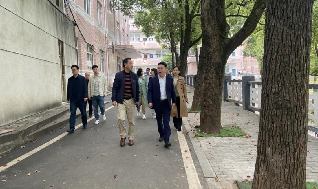区领导一行到第五中学走访调研
