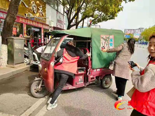 网格员志愿服务 文明劝导保畅通