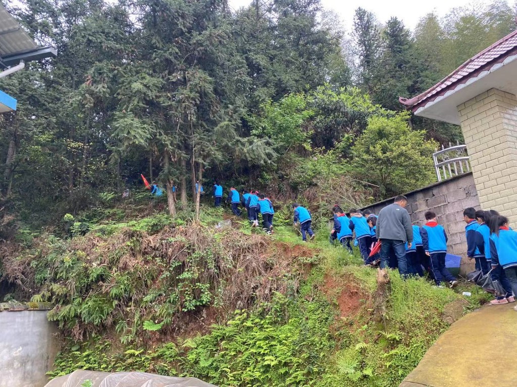 缅怀革命先烈 传承红色基因