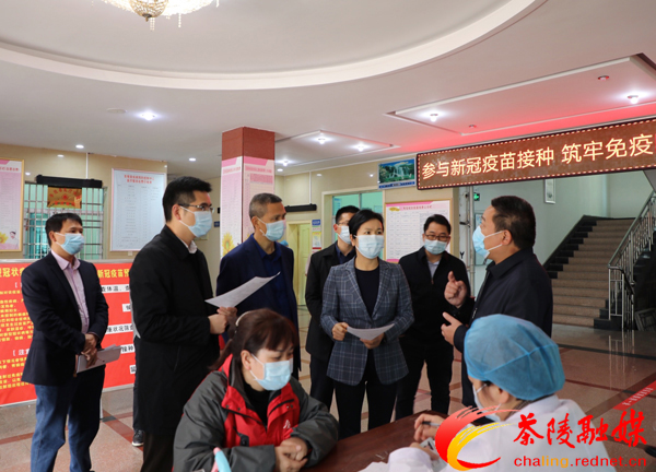 江小忠督导新冠疫苗接种工作
