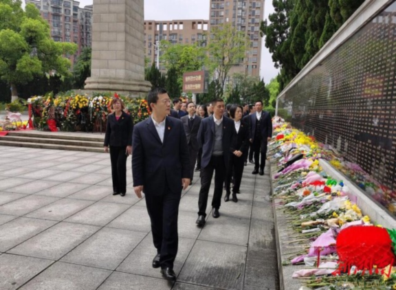 县干班学员烈士纪念碑下学党史铭初心