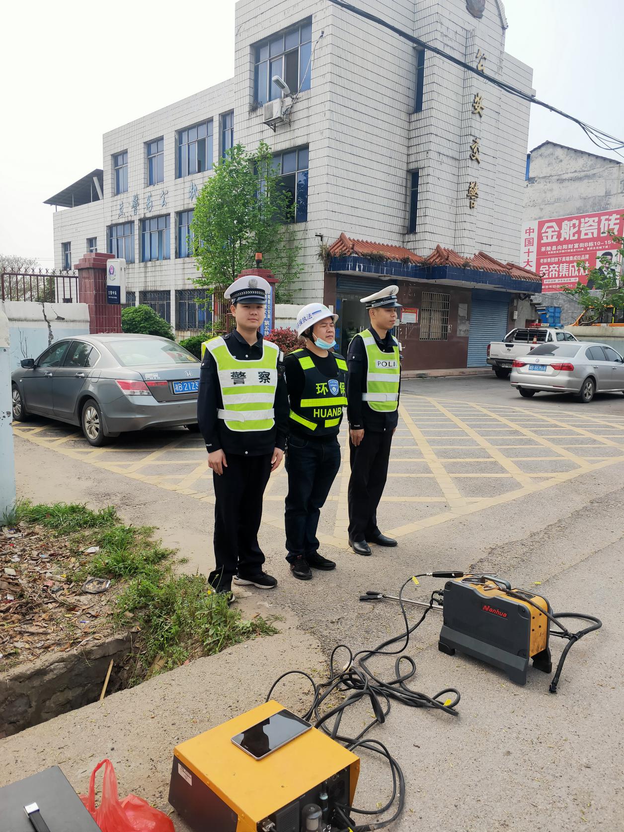 株洲市生态环境局茶陵分局、交警大队联合开展机动车尾气超标排放整治行动