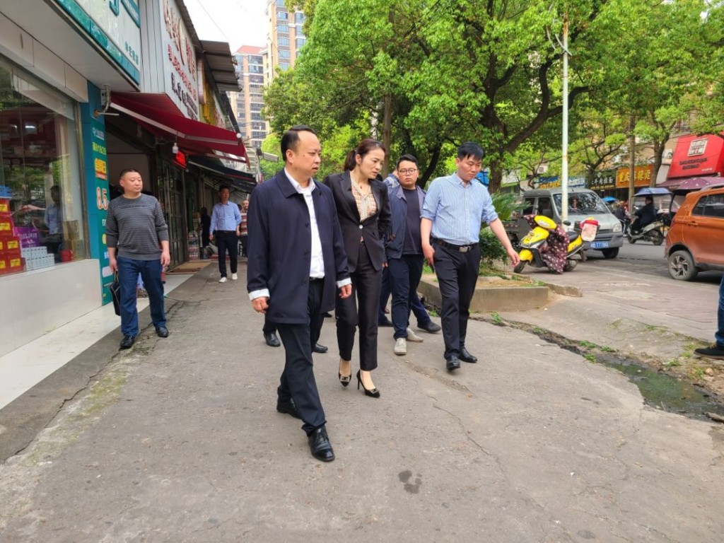 区长杨晓江带队督查国卫复审迎检工作