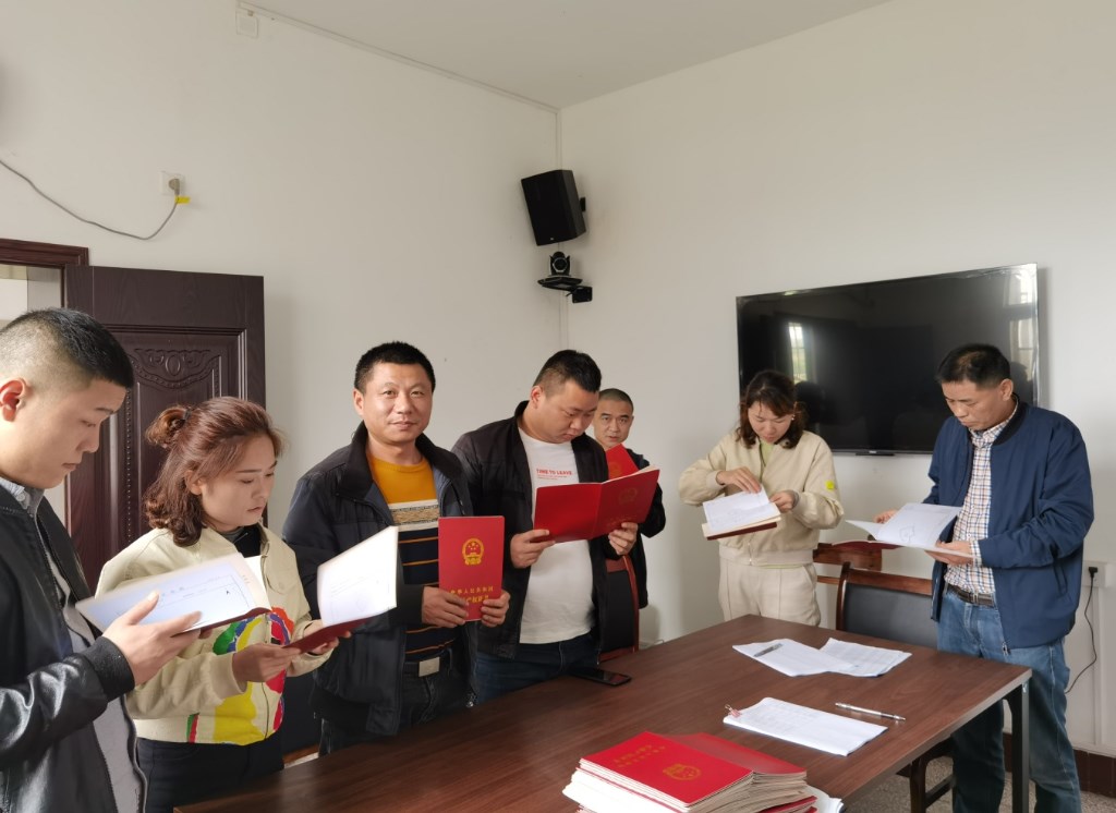 送证下乡“暖”民心