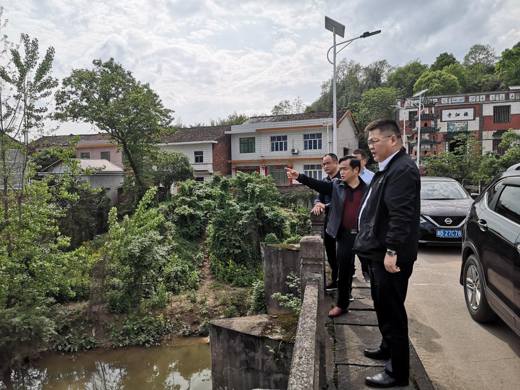 彭顺昌副县长对杨泗断面水质现状及自动监测站设备运行情况进行现场调研