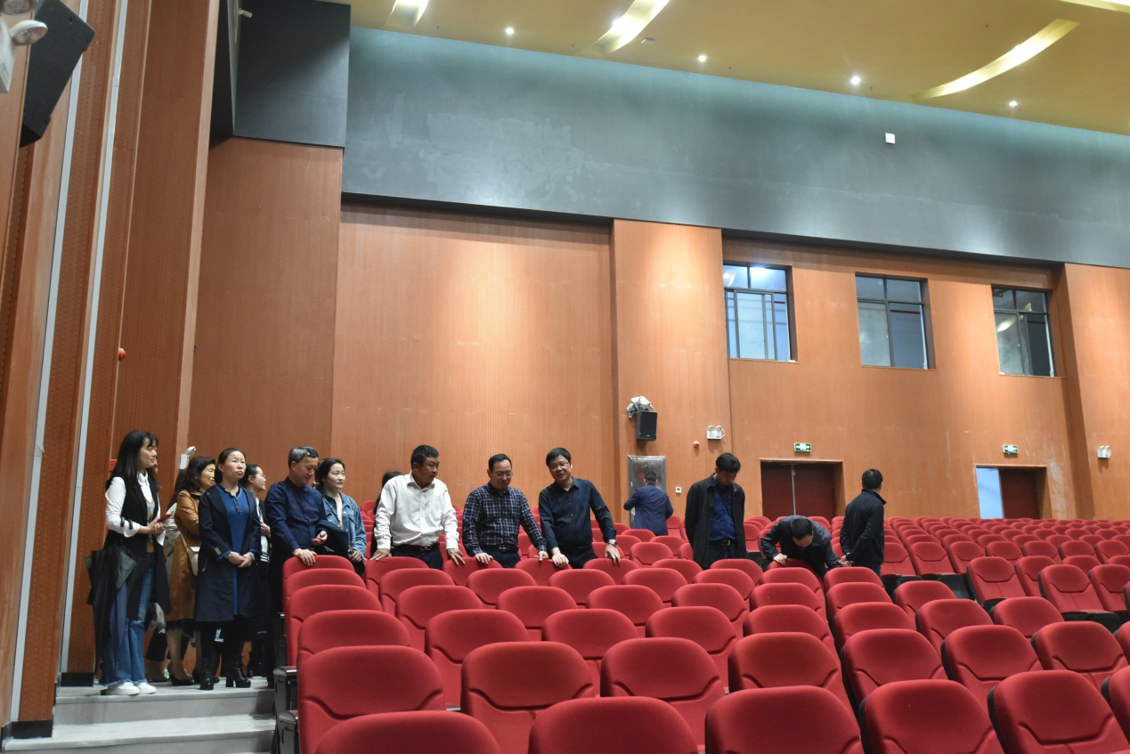 荷塘区政协主席何恒仁带队赴株洲市南方中学新校区学习考察