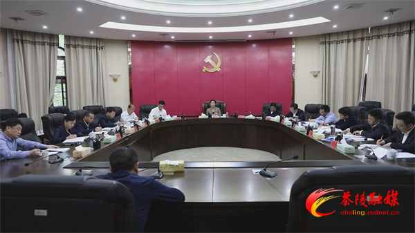 江小忠主持召开县委常委会会议