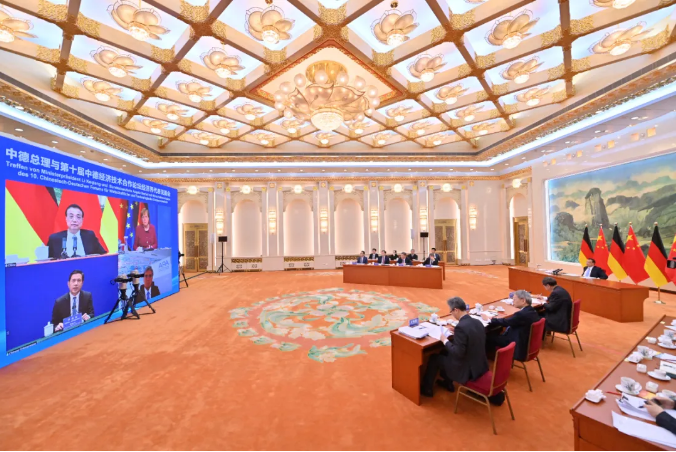 李克强与德国总理默克尔同出席第十届中德经济技术合作论坛的两国经济界代表见面