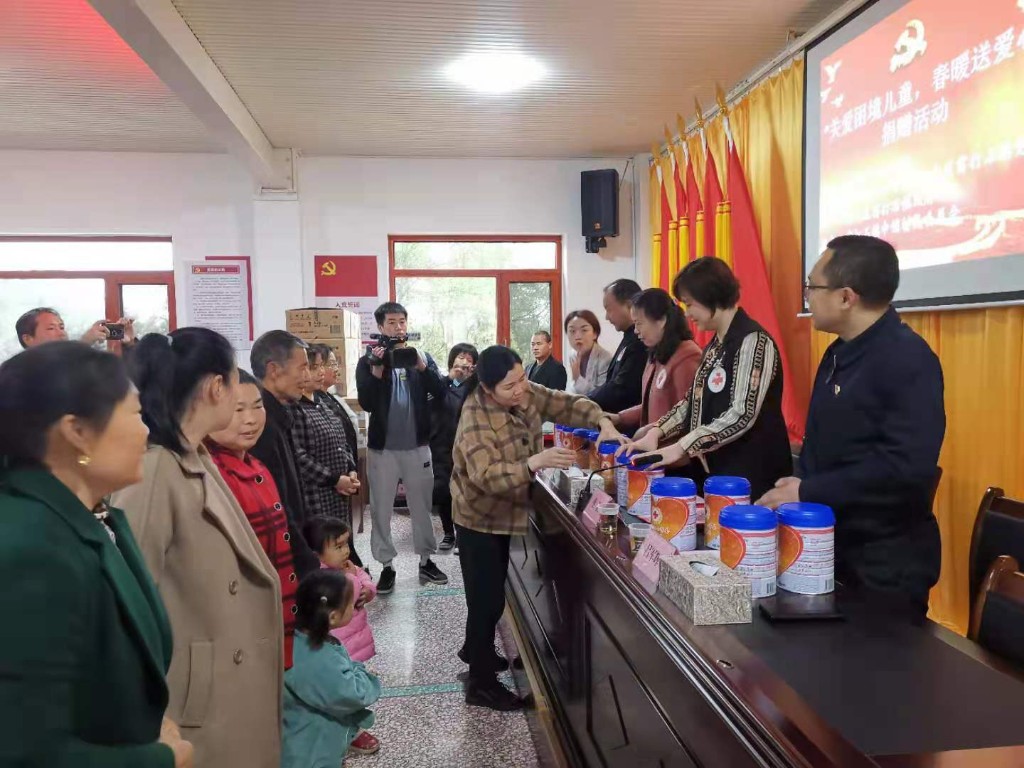 我区举行“关爱困境儿童·春暖送爱心”活动